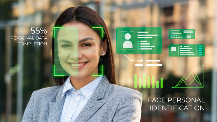 Mulher sendo identificada por tecnologia de reconhecimento facial com gráficos e dados digitais sobrepostos.