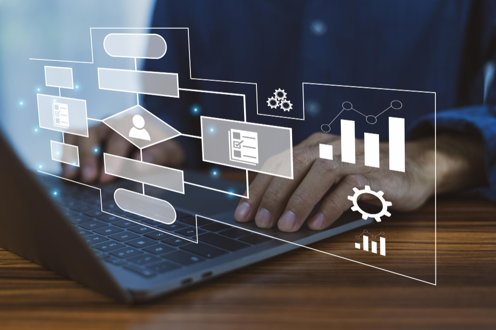 Mãos de uma pessoa digitando em um notebook.