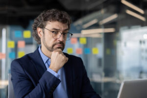 Homem de óculos e terno azul.