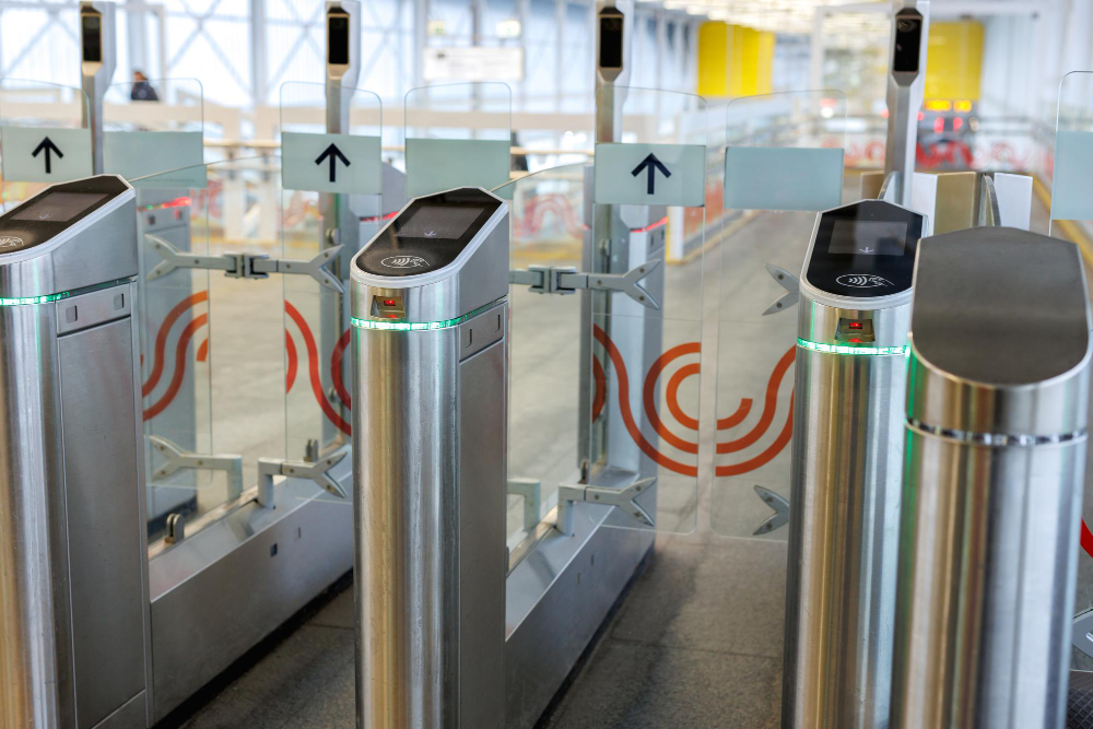 Catracas eletrônicas com leitor por aproximação em área de acesso.